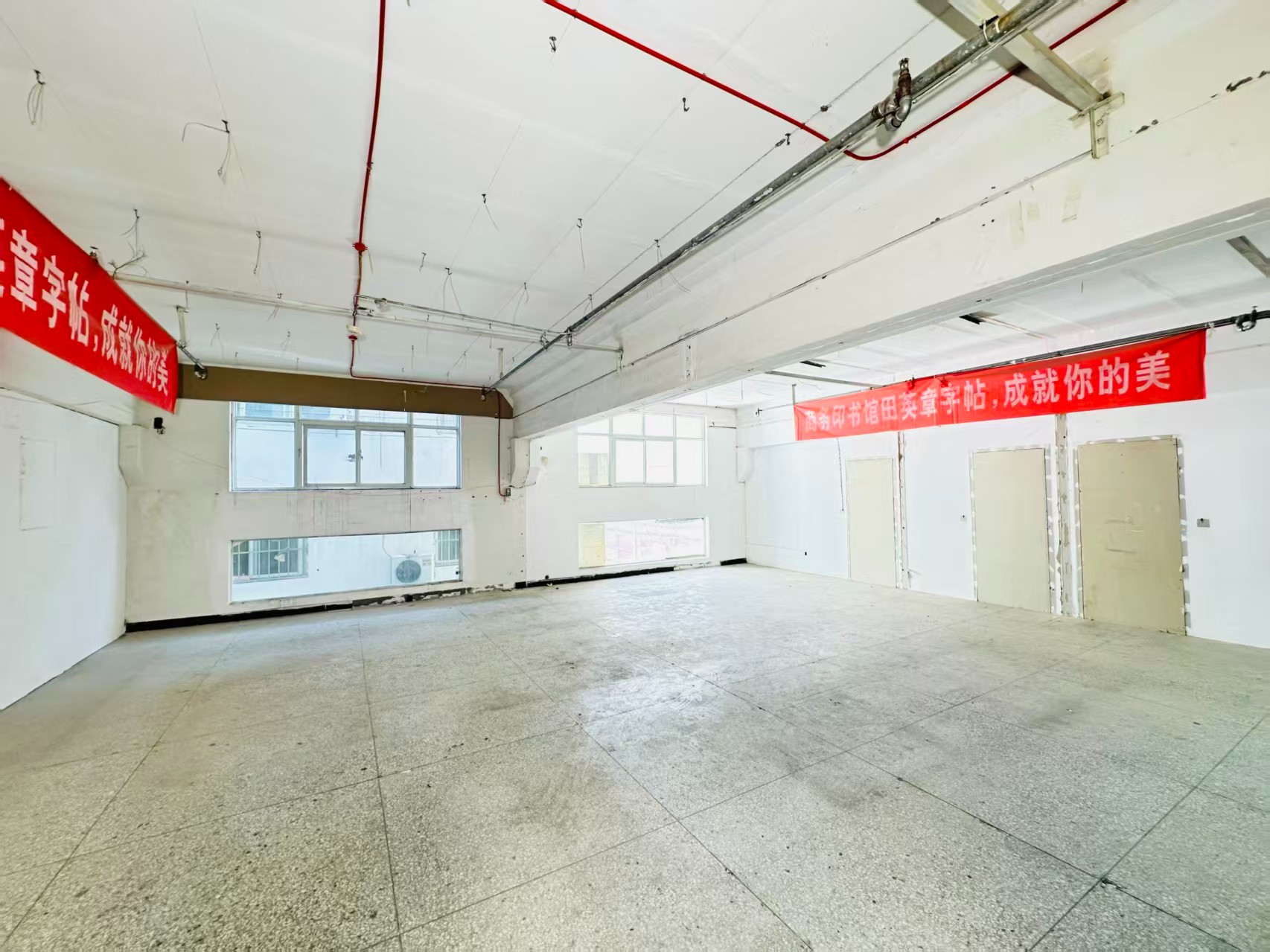 兴华街重点吸引人工智能应用、数字经济、电商直播、智能制造服务、软件开发、科技创新企业及创业团队入驻